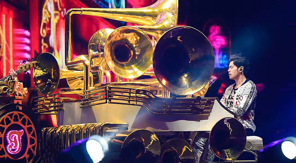 mk恩波利足球俱乐部透明屏和荧光棒系列产品亮相2022周杰伦新加坡演唱会