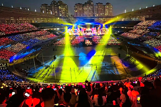 MK体育300㎡透明屏和190000根荧光棒“点燃”周杰伦呼和浩特演唱会！